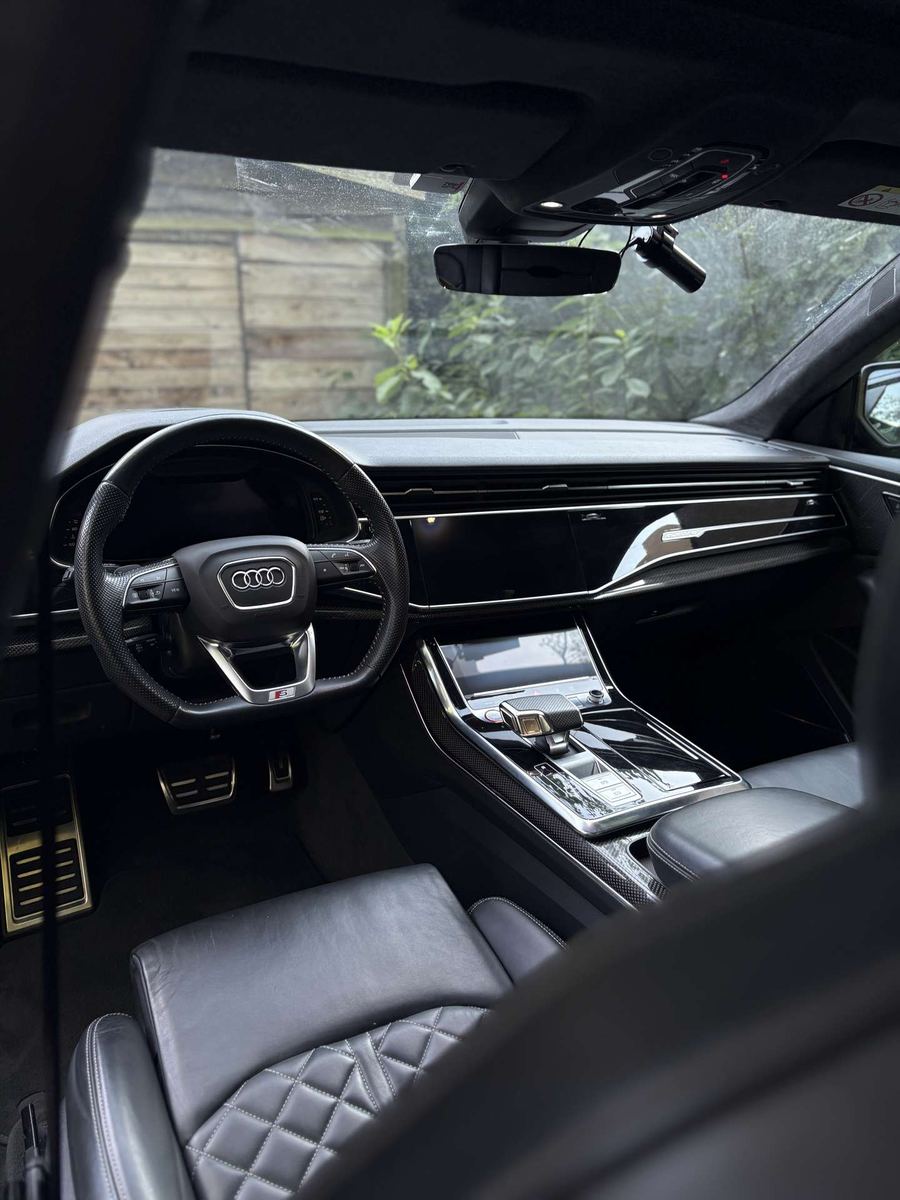Gereinigd lederen interieur van een Audi SQ8 — interieur detailing Antwerpen