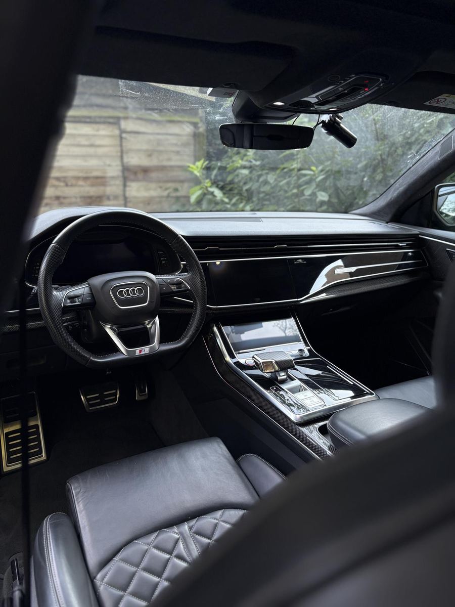 Audi SQ8 cockpit na professionele interieur detailing door OTS Cleaning in Antwerpen