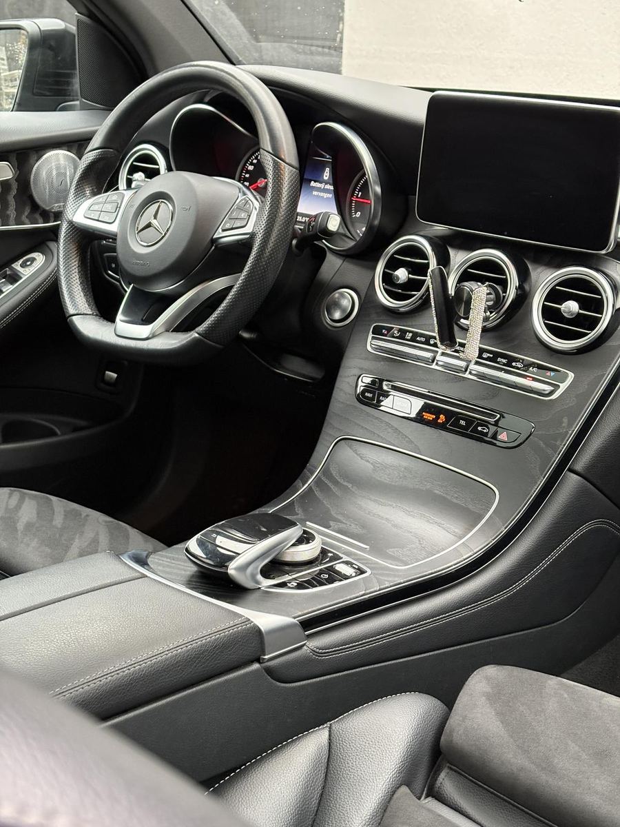 Mercedes middenconsole na professionele interieurreiniging