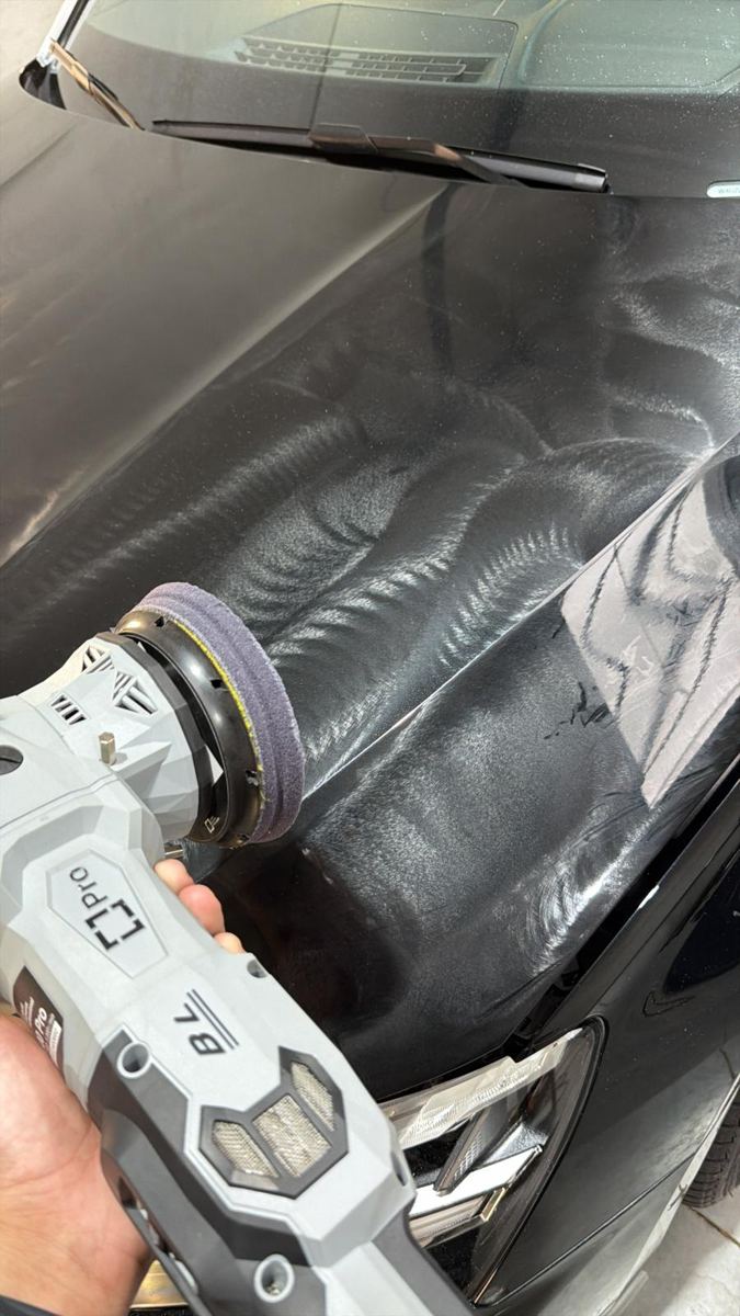 Machinaal polijsten van een zwarte motorkap — auto polijsten Antwerpen