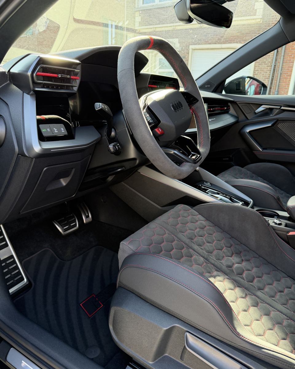 Audi RS3 interieur met alcantara stuur en RS-zetels na detailing door OTS Cleaning