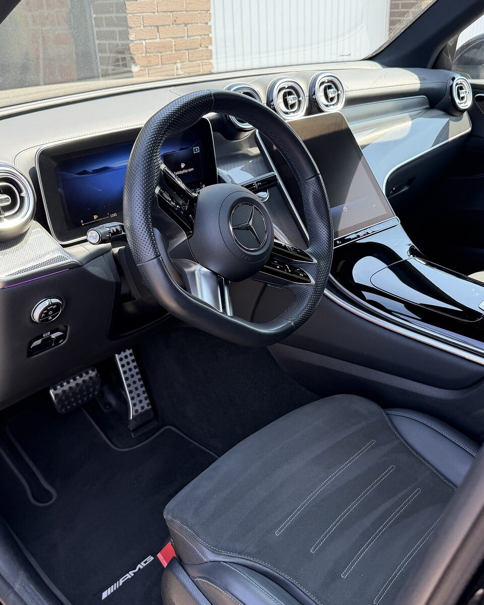 Mercedes AMG interieur met alcantara zetel na interieur detailing door OTS Cleaning