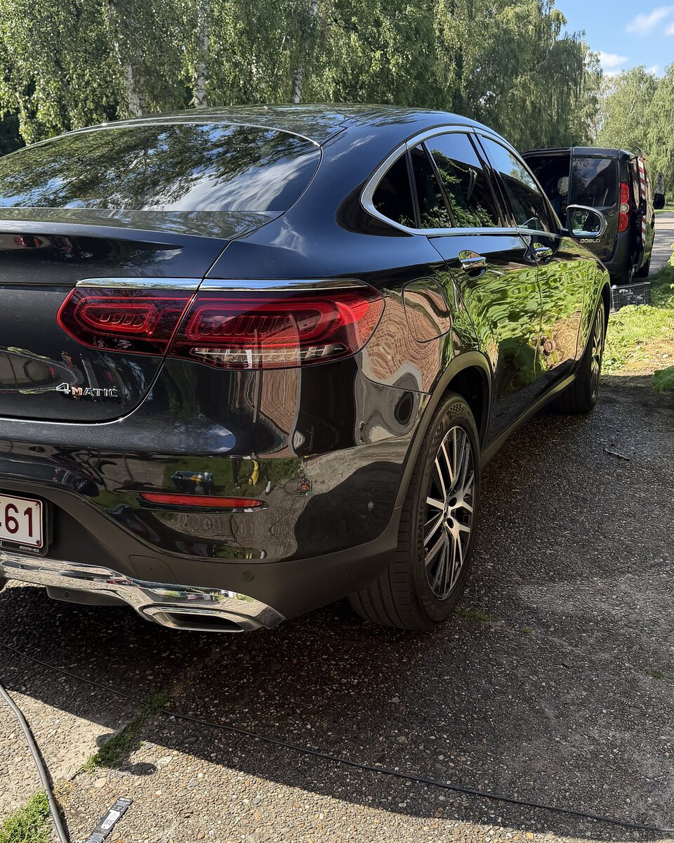 Zwarte Mercedes GLC Coup&eacute; met diepe glans na exterieur detailing aan huis