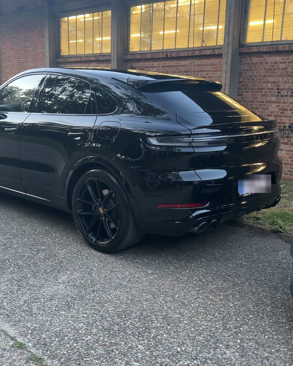 Zwarte Porsche Cayenne Coup&eacute; met diepe glans na exterieur detailing door OTS Cleaning