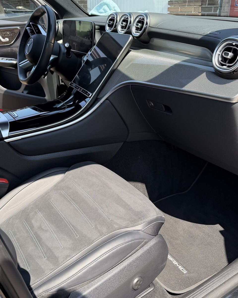 Mercedes GLC interieur aan passagierszijde na reiniging en lederbescherming door OTS Cleaning