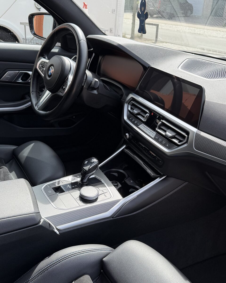 BMW interieur met gereinigde schermen en middenconsole — onderhoudsabonnement detailing Antwerpen